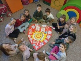 Láska ve třídě Sluníček. Kreslení do výtvarné soutěže. "Když se řekne láska" - MŠ Pastelka