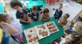 Dnešní dopoledne u Kuřátek - přípravy na besídku a procházka po okolí. MŠ Pastelka