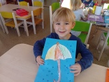 Povídáme si o změnách počasí na podzim,vyrábíme deštníky a obtiskujeme listy, natřené barvou-znázornění jinovatky. Kuřátka, MŠ Pastelka