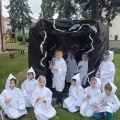 Hra na permoníky na školní zahradě. MŠ Pastelka
