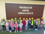 Výlet vláčkem, pokračování. Zastávka v rekreačním středisku u Starého rybníka s obědem. Sluníčka a Kuřátka, MŠ Pastelka