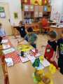 DRACI-VELKÝ FORMÁT-SPOLEČNÁ PRÁCE-MALBA-ČERVENÁ KYTIČKA