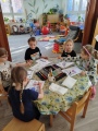 Výtvarné dopoledne na téma "Jak si představuju čarodějnici" a zdobení čarodějnických klobouků.